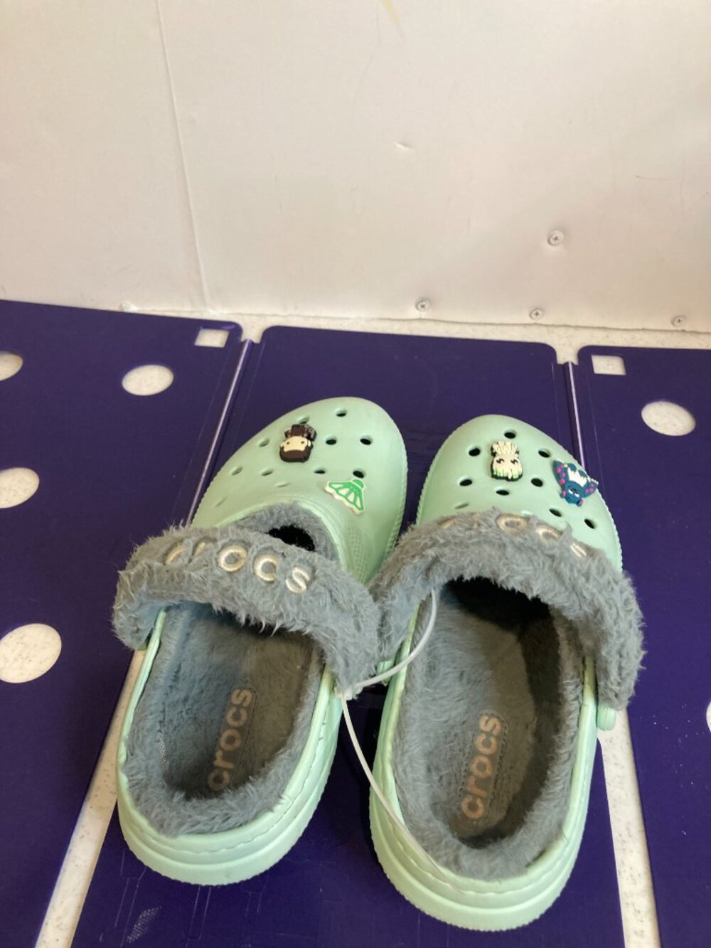 CROCS FUR LINED WOMENS SHOES WITH CHARMS SIZE 8 - Picture 5 of 7